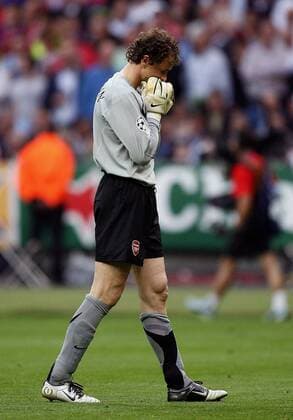 Torwart Jens Lehmann (Arsenal) schleicht nach 18 Minuten im Champions League Finale 2005 2006 aufgrund eines Feldverweises vom Platz -  Fußball EC 1 Herren Champions League 2005 2006, Finale, Endspiel, Arsenal FC London Einzelbild Paris Enttäuschung, Verzweiflung, Nachdenklichkeit,
