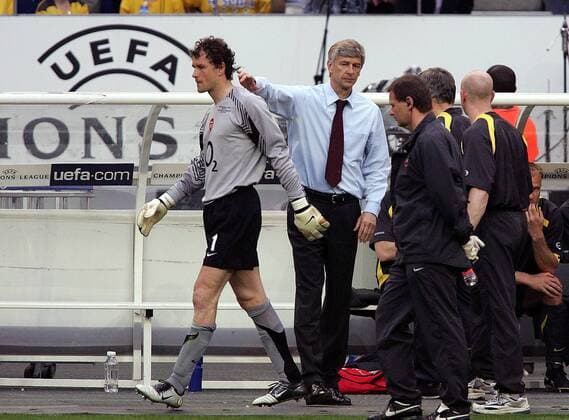 Torwart Jens Lehmann (li.) wird nach seinem Platzverweis von Trainer Arsene Wenger (beide Arsenal) getröstet -  Fußball EC 1 Herren Champions League 2005 2006, Finale, Endspiel, Arsenal FC London Gruppe Paris Enttäuschung,