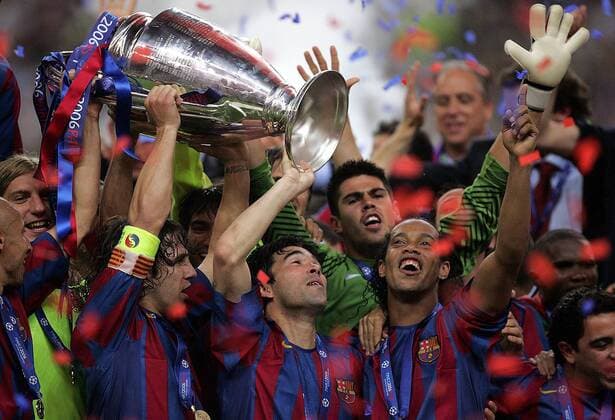 Der FC Barcelona gewinnt die Champions League 2005 2006, vorn v.li.: Carles Puyol, Deco und Ronaldinho mit der Trophäe -  Fußball EC 1 Herren Champions League 2005 2006, Finale, Endspiel, FC Barcelona, Vdig, Barca Gruppe Paris Glück, Freude,