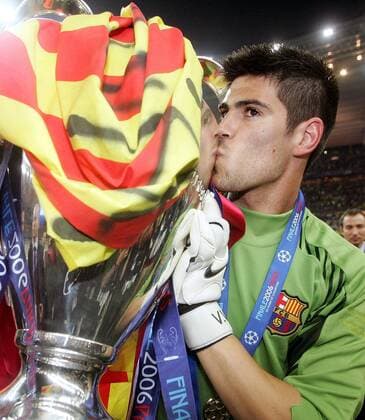 Torwart Victor Valdes (FC Barcelona) küßt zum Gewinn der Champions League 2005 2006 die Trophäe -  Fußball EC 1 Herren Champions League 2005 2006, Finale, Endspiel, FC Barcelona, Barca, Vdig Einzelbild Paris Freude,