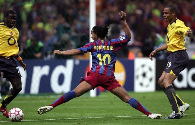Ronaldinho (FC Barcelona, Mitte) streckt sich zwischen Emmanuel Eboue (li.) und Gilberto Silva (beide Arsenal) -  Fußball EC 1 Herren Champions League 2005 2006, Finale, Endspiel, FC Barcelona Arsenal FC London 2:1, Barca Gruppe Paris Dynamik,