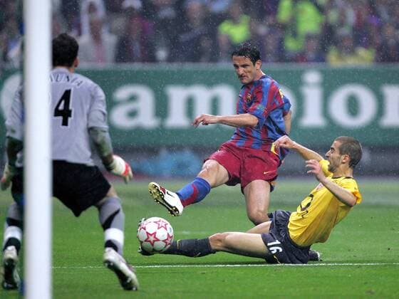 Juliano Belletti (FC Barcelona, Mitte) erzielt das 2:1 gegen Mathieu Flamini (re.) und Torwart Almunia (beide Arsenal) -  Fußball EC 1 Herren Champions League 2005 2006, Finale, Endspiel, FC Barcelona Arsenal FC London 2:1, Barca Gruppe Paris Dynamik,