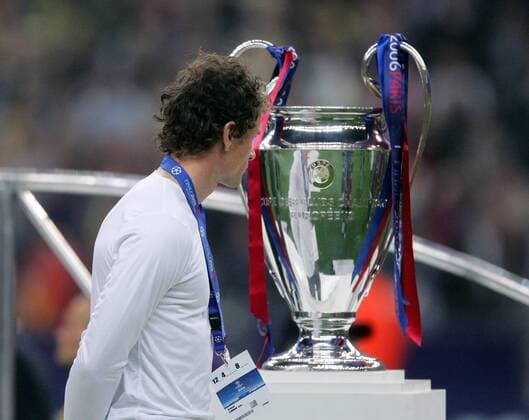 Torwart Jens Lehmann (Arsenal) zieht nach der Finalniederlage in der Champions League 2005 2006 enttäuscht an der verpassten Trophäe vorbei Fußball EC 1 Herren Champions League 2005 2006, Finale, Endspiel, Arsenal FC London, Vdig Einzelbild Paris Enttäuschung,