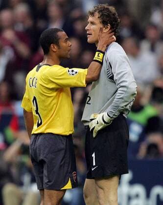 Ashley Cole (li.) versucht Torwart Jens Lehmann (beide Arsenal) nach dessen Platzverweis zu trösten Fußball EC 1 Herren Champions League 2005 2006, Arsenal FC London, Finale, Endspiel, Vdig Gruppe Paris Kameradschaft, Enttäuschung, Verzweiflung,