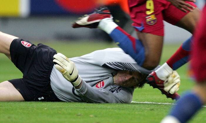 Torwart Jens Lehmann (Arsenal) holt Samuel Eto o (FC Barcelona) an der Strafraumgrenze von den Beinen Fußball EC 1 Herren Champions League 2005 2006, Arsenal FC London - FC Barcelona 1:2, Finale, Endspiel, Barca, Vdig Gruppe Paris Dynamik,