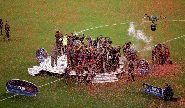 Das Team vom FC Barcelona steht bei der Siegerehrung im Konfettiregen Fußball EC 1 Herren Champions League 2005 2006, FC Barcelona, Barca, Endspiel, Finale Totale Vogelperspektive, oben Paris, St. Denis, Saint Freude,
