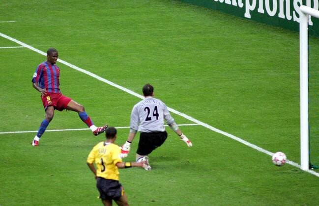Samuel Etoo (FC Barcelona, li.) zieht ab und überwindet Torwart Manuel Almunia (Arsenal) beim Ausgleichstreffer zum 1:1 Fußball EC 1 Herren Champions League 2005 2006, FC Barcelona - Arsenal FC London 2:1, Barca, Finale, Endspiel Totale Paris, St. Denis, Saint Dynamik,