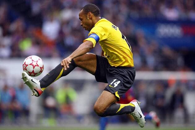 Thierry Henry (Arsenal) nimmt den Ball in der Luft an -  Fußball EC 1 Herren Champions League 2005 2006, Finale, Endspiel, FC Arsenal London Einzelbild Paris Dynamik, Anmut