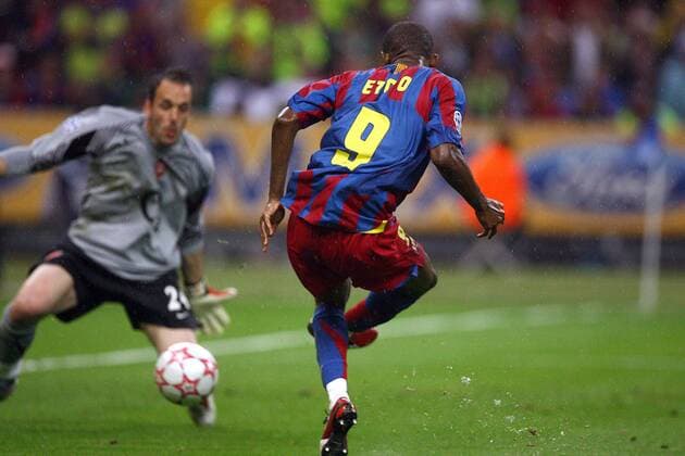 Samuel Eto o (FC Barcelona) überwindet Torwart Almunia (Arsenal) zum 1:1 Ausgleich -  Fußball EC 1 Herren Champions League 2005 2006, Finale, Endspiel, FC Barcelona - FC Arsenal London 2:1, Barca Gruppe Paris