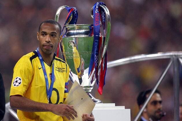 Finalverlierer Thierry Henry (Arsenal) nachdenklich neben dem Coupe des Clubs Champion Europeens -  Fußball EC 1 Herren Champions League 2005 2006, Finale, Endspiel, Arsenal FC London Einzelbild Paris, St. Denis, Saint Nachdenklichkeit,