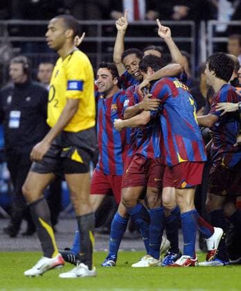 Schlussjubel FC Barcelona - u.a. Xavi (li.) und Ronaldinho (2.v.li.), davor der enttäuschte Thierry Henry (Arsenal) Fußball EC 1 Herren Champions League 2005 2006, Finale, Endspiel, FC Barcelona - Arsenal FC London 2:1, Barca Gruppe Paris Freude,