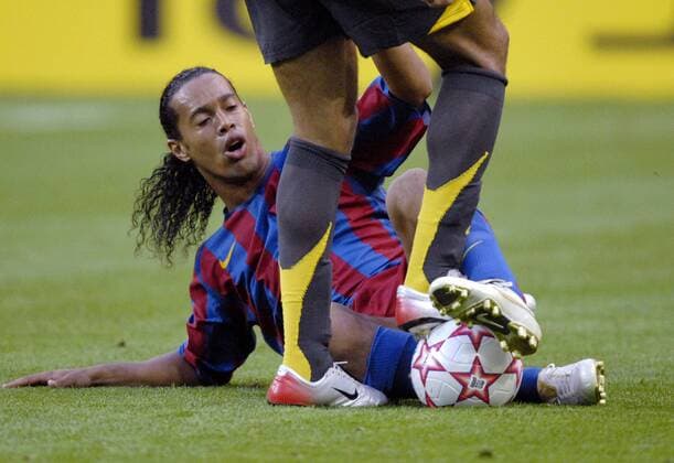 Ronaldinho (FC Barcelona) am Boden Fußball EC 1 Herren Champions League 2005 2006, Finale, Endspiel, FC Barcelona - Arsenal FC London 2:1, Barca Gruppe Paris Kampf,