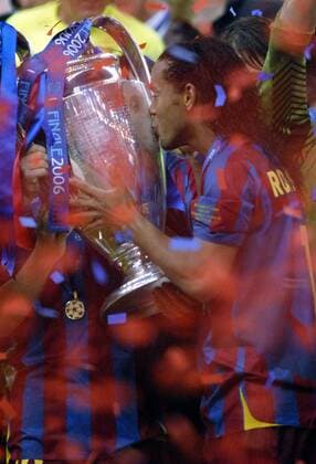 Ronaldinho (FC Barcelona) küsst nach dem Gewinn der Champions League 2006 die Trophäe Fußball EC 1 Herren Champions League 2005 2006, Finale, Endspiel, FC Barcelona, Barca Einzelbild Paris Glück Freude,