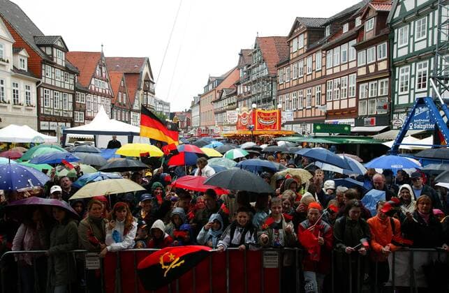 Willkommensparty für die angolanische Nationalmannschaft in Celle - Die Einwohner trotzen dem Regenwetter in der Innenstadt Fußball WM Herren Vorschau 2006, Empfang, Ankunft, Nationalmannschaft, Nationalteam, Vdig Totale Schirm, Schirme, Regenschirm, Regenschirme Celle