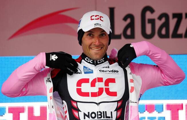 Gesamtführender Ivan Basso (Italien CSC) streift sich auf der Siegerehrung nach der 13. Etappe das Rosa Trikot über Radsport Herren 89. Giro dItalia 2006, d Italia, ProTour, Straßenradsport, Straße, Rad Einzelbild 13. Etappe: Alessandria - La Thuile Freude,
