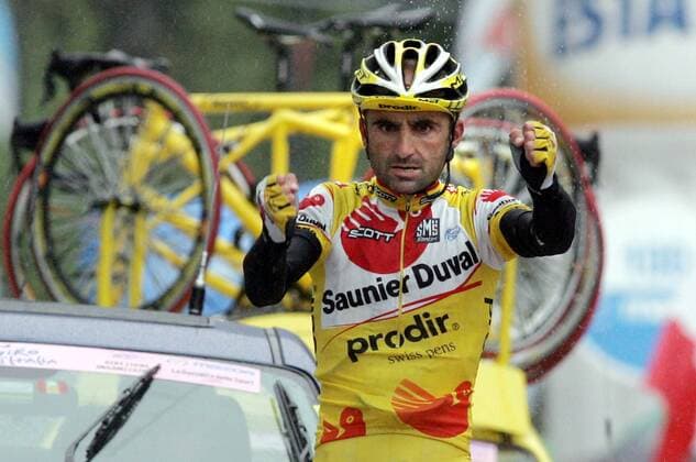 Leonardo Piepoli (Italien Saunier Duval Prodir) gewinnt die 13. Etappe der Giro dItalia 2006 Radsport Herren 89. Giro dItalia 2006, d Italia, ProTour, Straßenradsport, Straße, Rad Einzelbild 13. Etappe: Alessandria - La Thuile Freude,