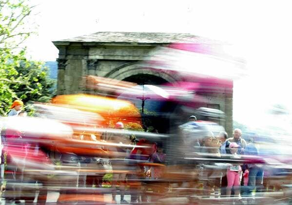 Die Teilnehmer des Giro d Italia fahren mit großer Geschwindigkeit am Triumphbogen des Augustus in Aosta vorbei Radsport Herren 89. Giro dItalia 2006, d Italia, ProTour, Straßenradsport, Straße, Rad, 2006 Totale 14. Etappe: Aosta - Domodossola Dynamik,