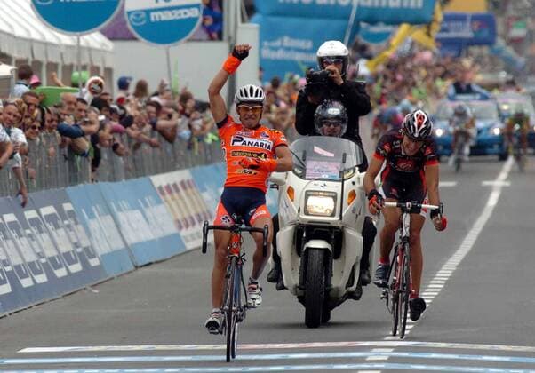 Luis Laverde Jimenez (Kolumbien Ceramica Panaria Navigare) gewinnt die 14. Etappe des 89. Giro dItalia vor Francisco Perez (Spanien Caisse D Epargne Illes Balears) -  Radsport Herren 89. Giro dItalia 2006, d Italia, ProTour, Straßenradsport, Straße, Rad Gruppe 14. Etappe: Aosta - Domodossola Freude,