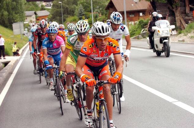 Luis Laverde Jimenez (Kolumbien Ceramica Panaria Navigare) führt das Feld an -  Radsport Herren 89. Giro dItalia 2006, d Italia, ProTour, Straßenradsport, Straße, Rad Gruppe 14. Etappe: Aosta - Domodossola