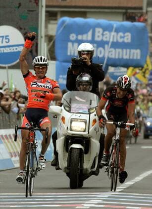 Luis Laverde Jimenez (Kolumbien Ceramica Panaria Navigare, li.) siegt vor Francisco Perez (Spanien Caisse d Epargne Illes Balears) bei der 14. Etappe des Giro D Italia 2006 von Aosta nach Domodossola Radsport Herren Giro dItalia 2006, Giro d Italia, ProTour, Straßenradsport, Straße, Rad Gruppe 14. Etappe: Aosta - Domodossola Freude,