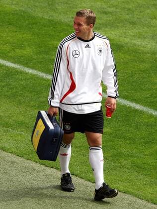 Lukas Podolski (Deutschland) - Wird er nur als Kofferträger eingesetzt? Fußball WM Herren Nationalmannschaft 2006, Nationalteam, Vorbereitung, Training Einzelbild Genf Freude,