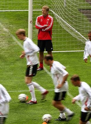 Bundestrainer Jürgen Klinsmann (Deutschland, oben) beobachtet zufrieden das Training seiner Spieler Fußball WM Herren Nationalmannschaft 2006, Nationalteam, Vorbereitung, Training Gruppe Genf