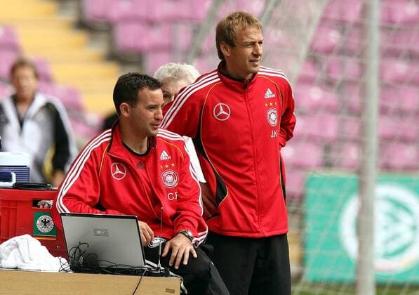 Trainingsberater Craig Friedman (USA Athlete Performance, li.) und Bundestrainer Jürgen Klinsmann (Deutschland) überprüfen mittels Laptop die Leistungsergebnisse Fußball WM Herren Nationalmannschaft 2006, Vorbereitung, Training Gruppe Trainer, Coach, Nationaltrainer, Nationalcoach, Genf, Analyse, Trainingsanalyse, Computeranalayse