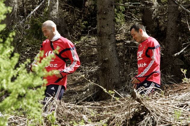 Zinedine Zidane (li.) und Willy Sagnol (beide Frankreich) gut gelaunt während des Spaziergangs im Trainingslager in Tignes -  (pan14258) Fußball WM Herren Nationalmannschaft 2006, Nationalteam, Trainingslager, Ausflug, Mannschaftsausflug Gruppe Spaziergang Tignes Freude,  