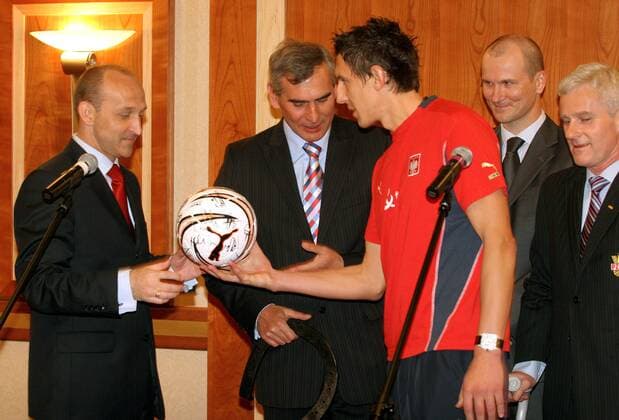 Jacek Bak (Mitte) schenkt Premierminister Kazimierz Marcinkiewicz (li.) vor der Abreise zur FIFA Weltmeisterschaft 2006 einen Autogrammball der Nationalmannschaft, 2. v. li. Nationaltrainer Pawel Janas (alle Polen) -  Fußball WM Herren Vorschau Weltmeisterschaft 2006, Abschied, Verabschiedung, verabschieden, Abreise, Gruppe Warschau