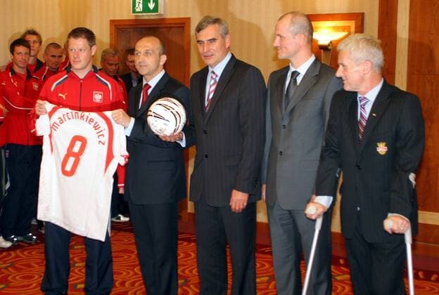 Verabschiedung der polnischen Nationalmannschaft zur FIFA Weltmeisterschaft 2006, v. li.: Jacek Krzynowek, Premierminister Kazimierz Marcinkiewicz, Nationaltrainer Pawel Janas, Sportminister Tomasz Lipiec, ... -  Fußball WM Herren Vorschau Weltmeisterschaft 2006, Abschied, Verabschiedung, verabschieden, Abreise, Gruppe Regierung, People, Trikot, Fußballtrikot, Warschau, Schriftzug, Namenszug,Minister