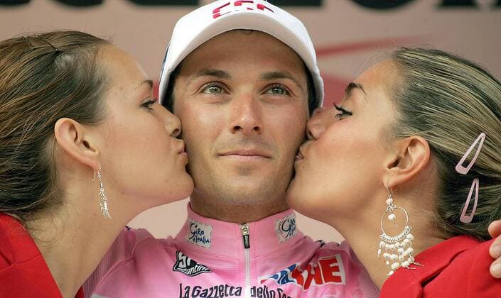 Ivan Basso (Italien CSC) bekommt als Gesamtführender der 89. Giro dItalia 2006 solange von zwei Hostessen Küsschen wie er das rosa Trikot trägt, das sollte ihn mehr als nur beflügeln Radsport Herren 89. Giro dItalia 2006, d Italia, ProTour, Straßenradsport, Straße, Rad Gruppe 15. Etappe: Mergozzo - Brescia