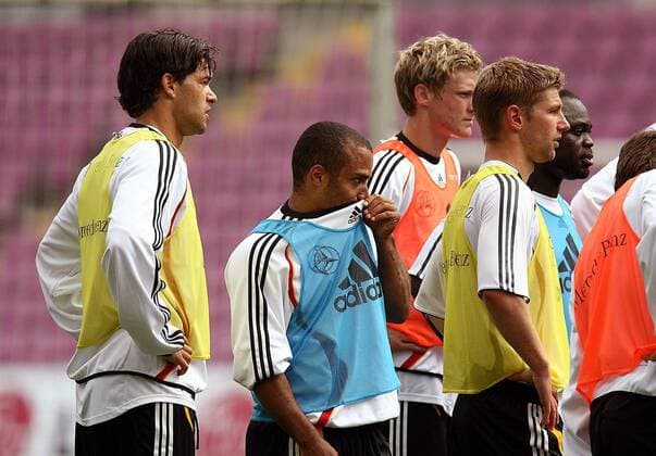 Deutsche Nationalspieler aufmerksam beim Training, v.li.: Michael Ballack, David Odonkor, Marcell Jansen, Thomas Hitzlsperger Fußball Herren Nationalmannschaft 2006, Nationalteam, Vorbereitung, Training Gruppe Trainingslager Genf
