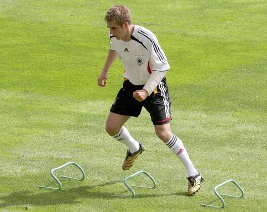 Philipp Lahm (Deutschland) macht aufgrund seines verletzten Ellenbogens nur leichtes Lauftraining Fußball WM Herren Nationalmannschaft 2006, Nationalteam, Training, Trainingslager, Vorbereitung Einzelbild Genf