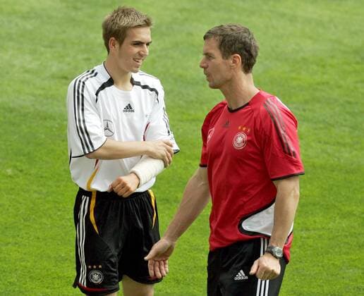 Philipp Lahm (li.) und Physiotherapeut Oliver Schmidtlein (beide Deutschland) Fußball WM Herren Nationalmannschaft 2006, Nationalteam, Training, Trainingslager, Vorbereitung Gruppe Genf
