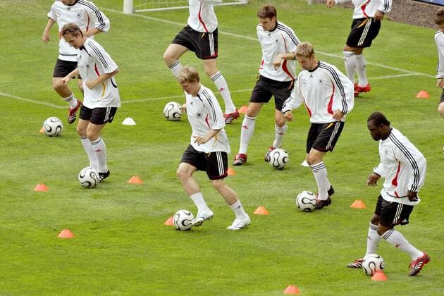 Balltraining Deutschland v.re.: Gerald Asamoah, Thomas Hitzlsperger, Sebastian Kehl, Bastian Schweinsteiger und Miroslav Klose Fußball WM Herren Nationalmannschaft 2006, Nationalteam, Training, Trainingslager, Vorbereitung Gruppe Genf