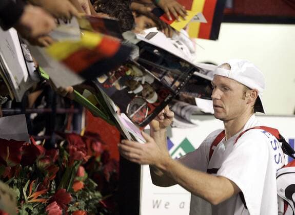Rainer Schüttler (Deutschland) schreibt Autogramme Tennis Herren The Dubai Tennis Championships 2006, Championship, ATP Tour Einzelbild Dubai