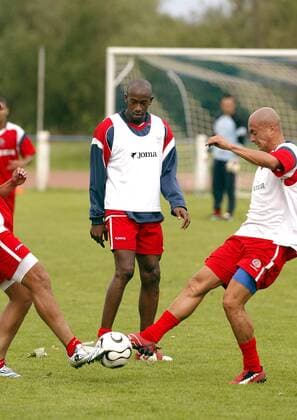 Paulo Wanchope (Mitte) beobachtet während des Trainings den Preßschlag zwischen Danny Fonseca (re., beide Costa Rica) und einem Mitspieler Fußball WM Herren Nationalmannschaft 2006, Nationalteam, Vorbereitung, Trainingslager, Training, Vdig Gruppe Rust Dynamik,