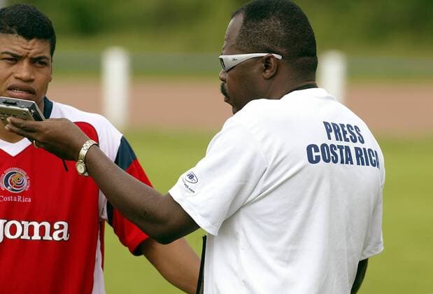 Ronald Gomez (li.) bei Radioreporter Mario McGregor (beide Costa Rica) im Interview Fußball WM Herren Nationalmannschaft 2006, Nationalteam, Vorbereitung, Trainingslager, Training, Vdig Gruppe Rust