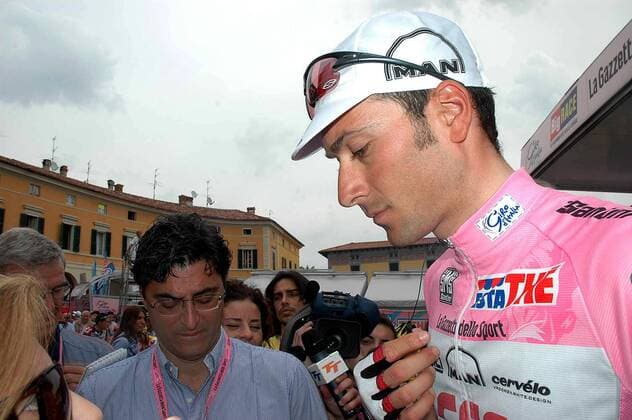 Ivan Basso (Italien CSC) gibt nachdenklich Interviews -  Radsport Herren 89. Giro dItalia 2006, d Italia, ProTour, Straßenradsport, Straße, Rad, Gruppe 16. Etappe: Rovato - Trento Nachdenklichkeit,