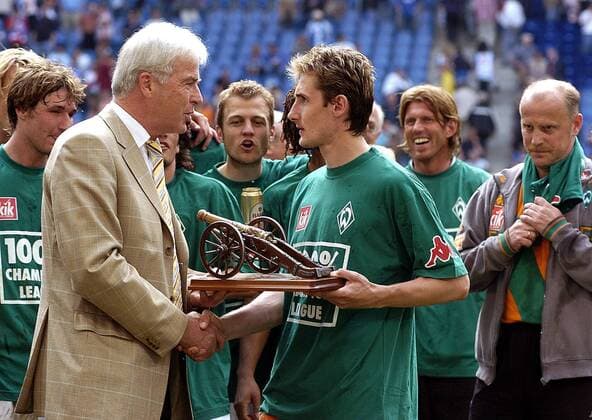 Miroslav Klose (Bremen) erhält von Kicker Chefredakteur Rainer Holzschuh (Deutschland) die Kicker Torjägerkanone für den besten Torschützen der Saison 2005 2006, Trainer Thomas Schaaf (Bremen, re.) sieht es wohl mit gemischten Gefühlen Fußball 1. BL Herren Saison 2005 2006, SV Werder Bremen, Preisverleihung, Auszeichnung, Ehrung Gruppe Fachzeitschrift, Magazin, Fußballmagazin Hamburg Fachblatt, Journalist, Sportjournalist