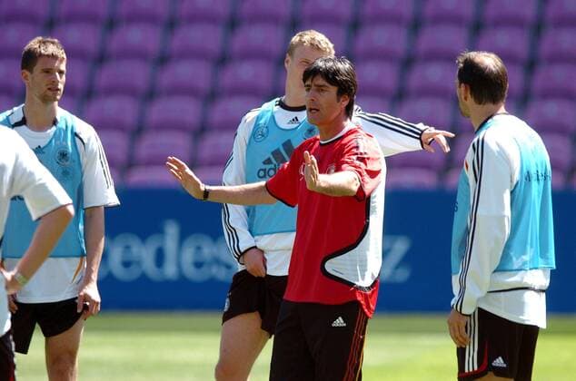 Co Trainer Joachim Löw (Deutschland) gibt während des Trainings Anweisungen Fußball WM Herren Nationalmannschaft 2006, Nationalteam, Vorbereitung, Trainingslager, Training, Vdig Gruppe Genf
