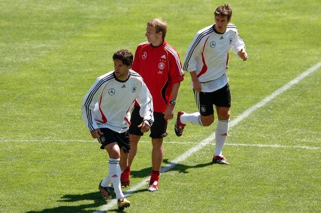 Bundestrainer Jürgen Klinsmann (Mitte), Michael Ballack (li.) und Sebastian Kehl (alle Deutschland) während der Trainingsarbeit Fußball WM Herren Nationalmannschaft 2006, Nationalteam, Vorbereitung, Trainingslager, Training, Vdig Gruppe Genf