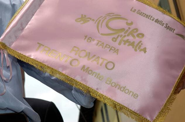 Der offizielle Wimpel zur 16. Etappe des Giro dItalia 2006 von Rovato nach Trento (Monte Bondone) -  Radsport Herren 89. Giro dItalia 2006, d Italia, ProTour, Straßenradsport, Straße, Rad Einzelbild 16. Etappe: Rovato - Trento