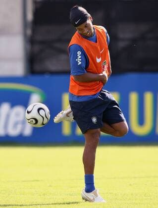 Ronaldinho (Brasilien) spielt mit dem Ball -  Fußball Herren Nationalmannschaft 2006, Nationalteam, Training, Brasilien Einzelbild Weggis Dynamik,