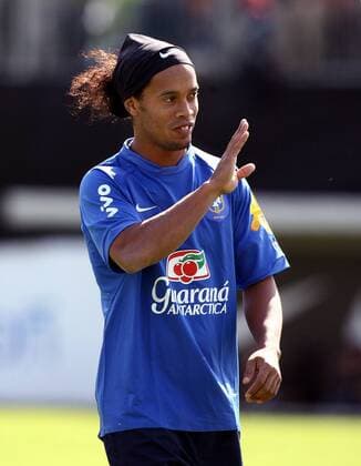 Ronaldinho (Brasilien) grüßt -  Fußball Herren Nationalmannschaft 2006, Nationalteam, Training, Brasilien Einzelbild Weggis