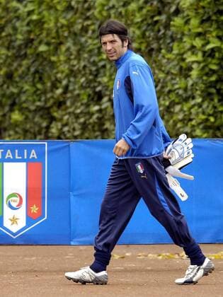 Torwart Gianluigi Buffon (Italien) beendet das Training -  Fußball WM Herren Vorschau 2006, Nationalmannschaft, Nationalteam, Training, Trainingslager, Vorbereitung, Einzelbild Florenz Coverciano