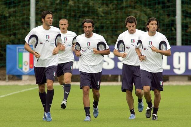 Lauftraining Italien, v.li.: Fabio Grosso, Fabio Cannavaro, Simone Barone, Andrea Barzagli, Cristian Zaccardo - Fußball WM Herren Vorschau 2006, Nationalmannschaft, Nationalteam, Training, Trainingslager, Vorbereitung, Gruppe Florenz Coverciano