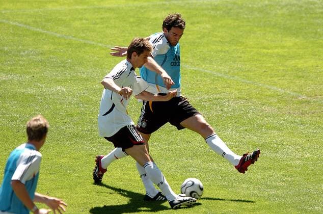 Miroslav Klose (li.) gegen Christoph Metzelder (beide Deutschland) Fußball WM Herren Nationalmannschaft 2006, Nationalteam, Vorbereitung, Trainingslager, Training Gruppe Genf Dynamik,