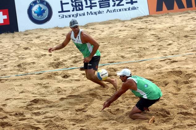Alex Ortiz (re.) - Ballannahme, daneben John Garcia Thompson (beide Spanien) -  (IMCp06069313) Beachvolleyball Herren Swatch FIVB World Tour 2006, Worldtour, Beach Gruppe Shanghai