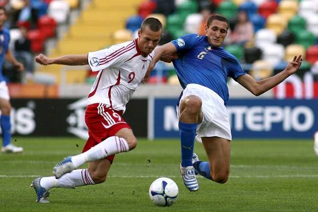Giorgio Chiellini (Italien U21, re.) gegen Jonas Kamper (Dänemark U21) -  Fußball EM Herren U 21 Europameisterschaft 2006, Länderspiel, Nationalmannschaft, Nationalteam, Gruppe B Gruppe Aveiro Dynamik,